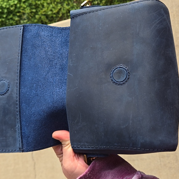 Portland Leather Beautiful Blue Metro Crossbody Bag - Picture 3 of 11